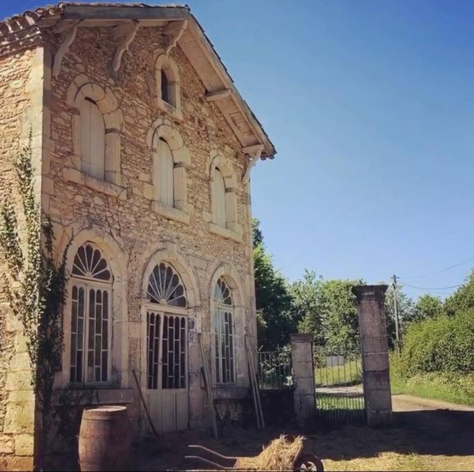 La Roulotte Du Chateau De Framboise Dumes Exterior foto